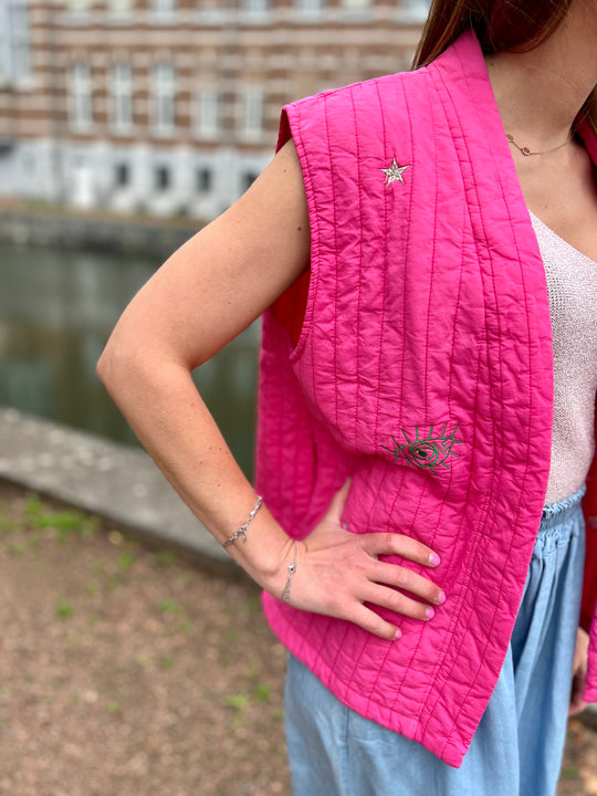 Roze bodywarmer met prachtige details