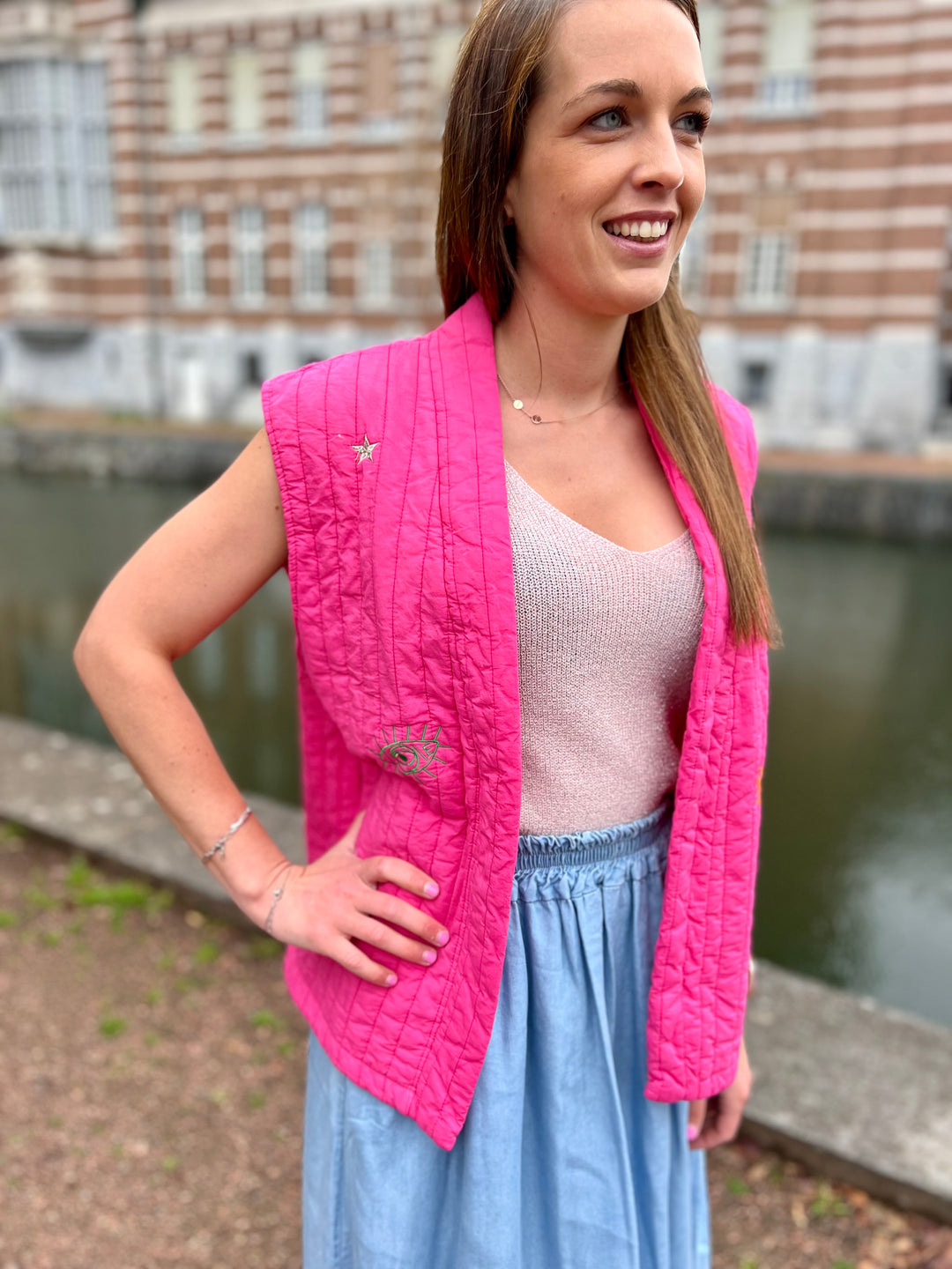 Roze bodywarmer met prachtige details