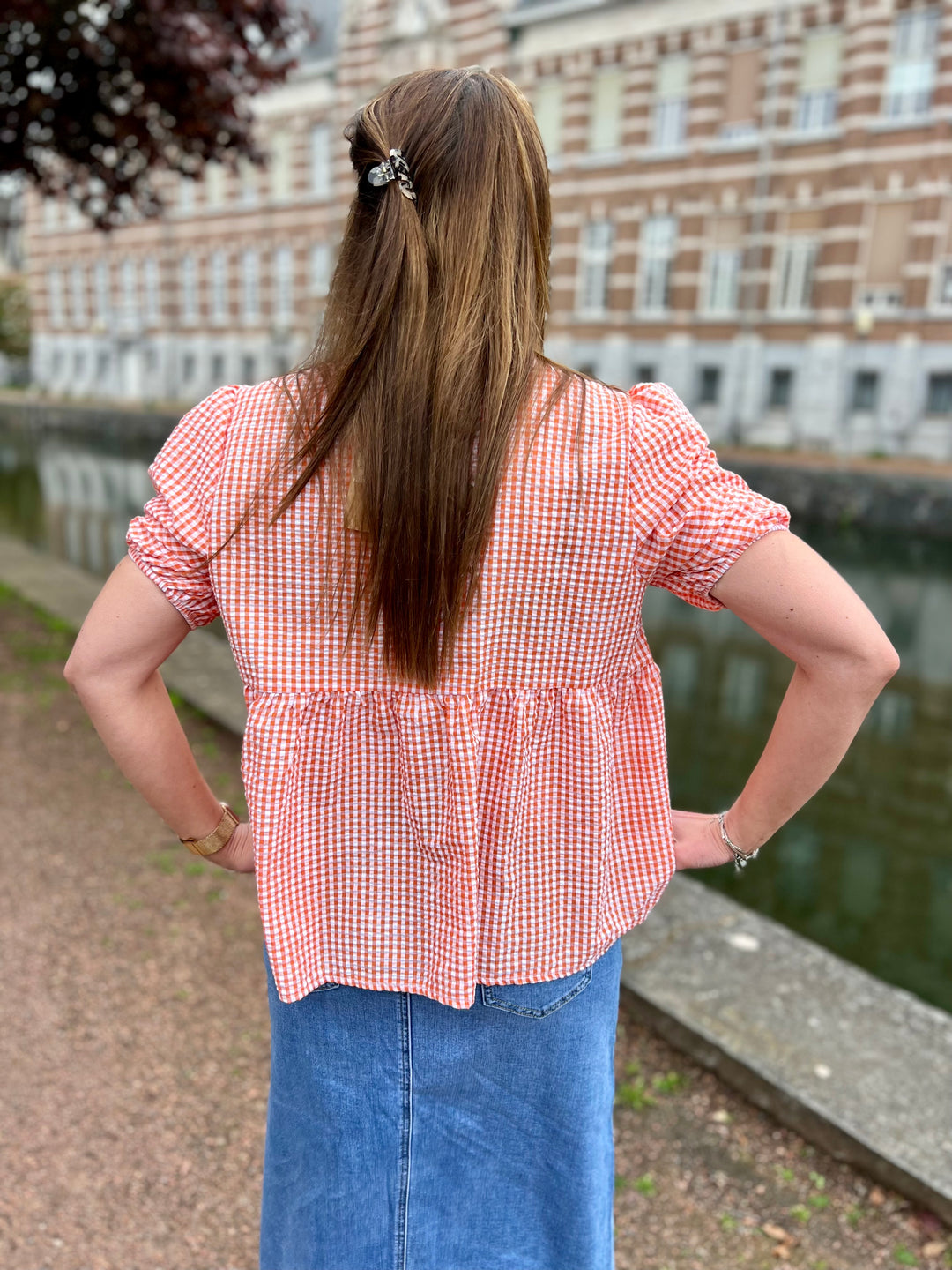 Coral blouse met strikdetails