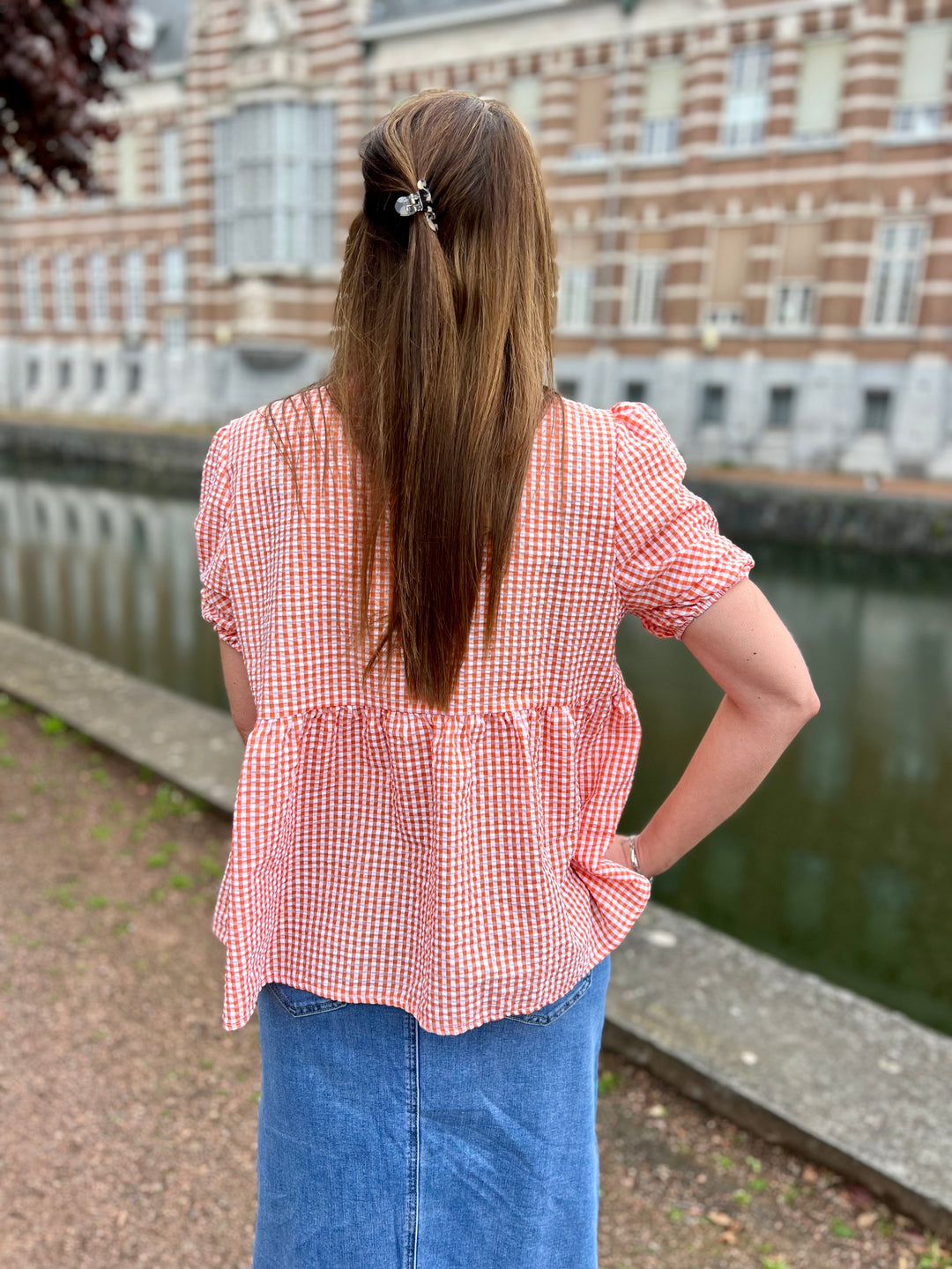 Coral blouse met strikdetails